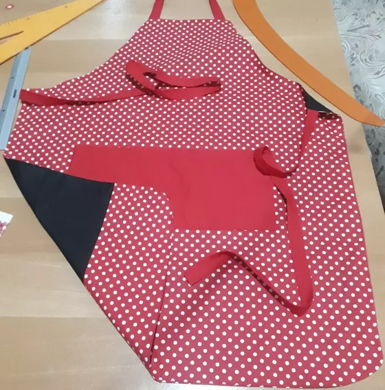Tablier rouge à pois, Maison fait main au Maroc