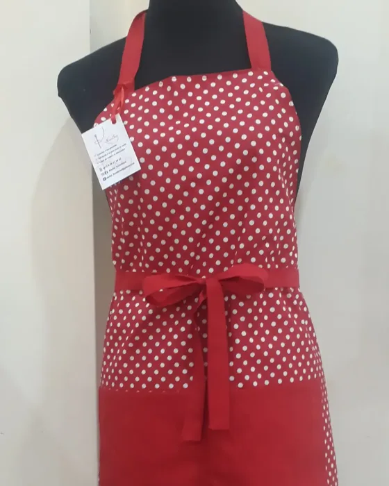 Tablier à pois, Maison fait main au Maroc