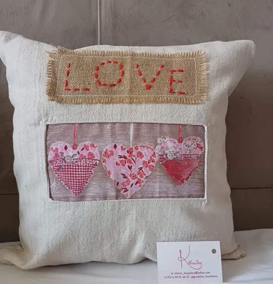 Coussin brodé Love, Maison fait main au Maroc